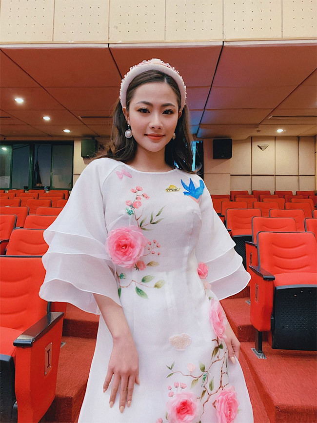 Nếu chỉ nhìn vẻ ngoài, nhiều người sẽ e ngại vì thấy cô có vẻ ghê gớm, đanh đá, nhưng khi tiếp xúc, Huyền Thạch lại là cô gái rất thân thiện.