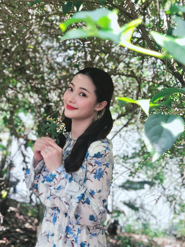 Gia đình không có ai theo nghệ thuật nhưng Huyền Thạch lại có duyên với bộ môn này khi nhận được vai diễn trong sitcom dành cho tuổi teen có tên "Phóng viên vui nhộn" lúc đang học lớp 12.