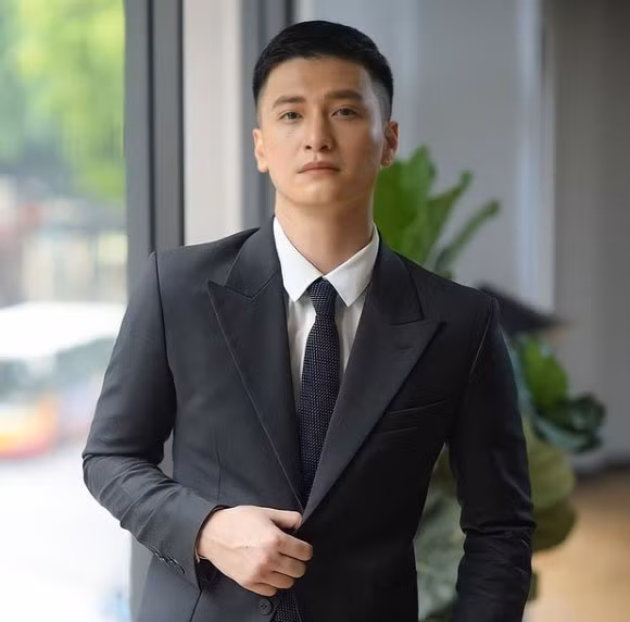 Trước Bạch Lan Phương, Huỳnh Anh từng hẹn hò người mẫu Kỳ Hân, Á hậu Hoàng Oanh, hot girl Y Vân, người mẫu Hồng Quế.