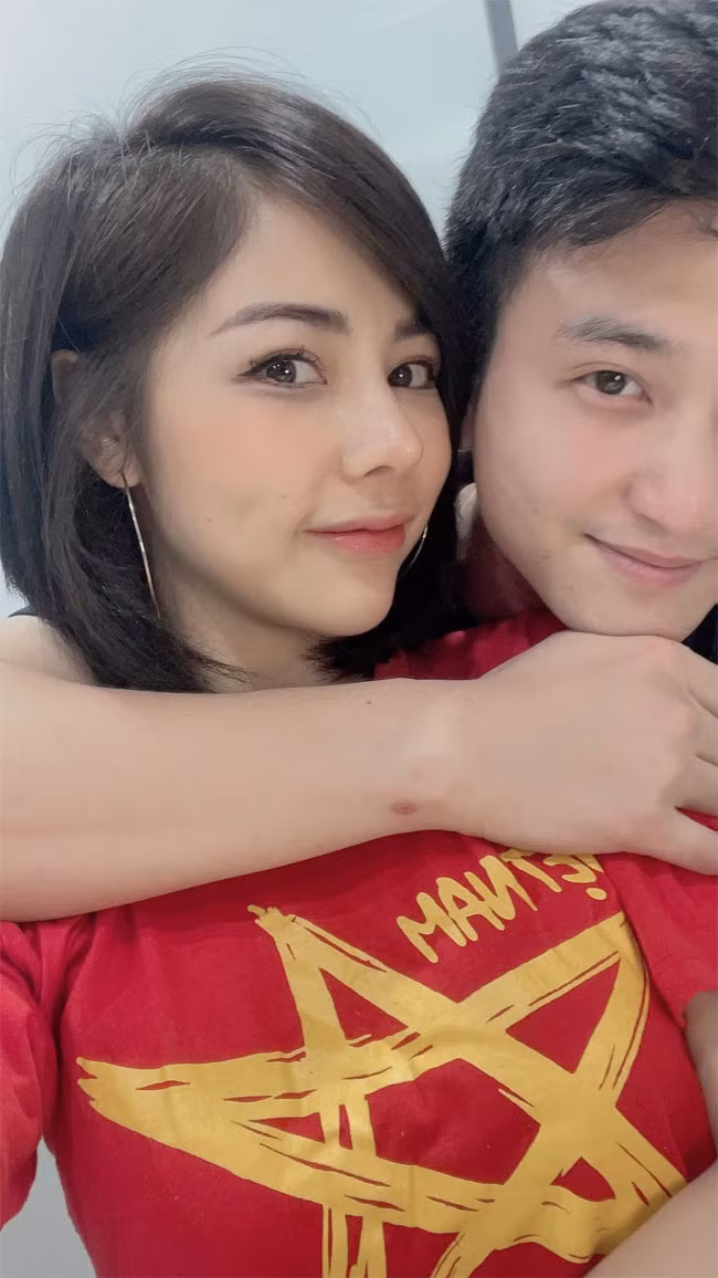 Không chỉ bụng phệ mà vẻ ngoài của Huỳnh Anh cũng bị một số nhận xét là già hẳn đi từ khi hẹn hò với Bạch Lan Phương.