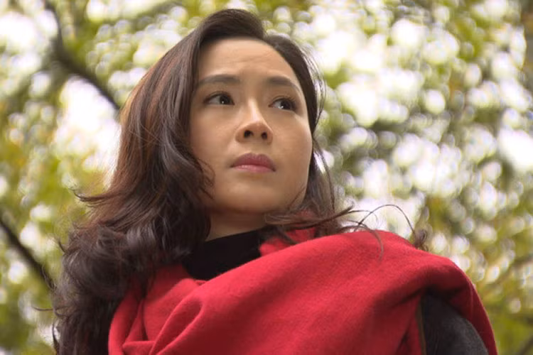 Tạo hình của Hồng Diễm trong "Mátxcơva - Mùa thay lá" là kiểu giản dị, phù hợp với nhân vật Phương mà cô hoá thân. (Ảnh: VTV)