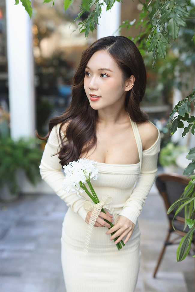 Cô thường chọn đồ ôm sát, khoét cổ sâu để khoe vẻ đẹp cơ thể.