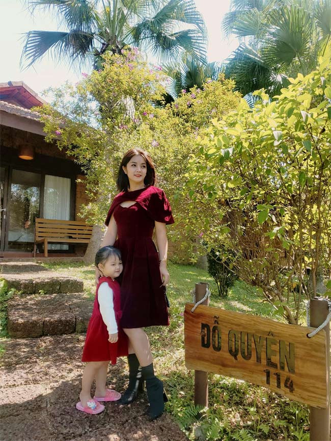 Ngoài đời, nữ diễn viên Ngô Lệ Quyên trong vai Thương thích những kiểu váy áo điệu đà, nữ tính.