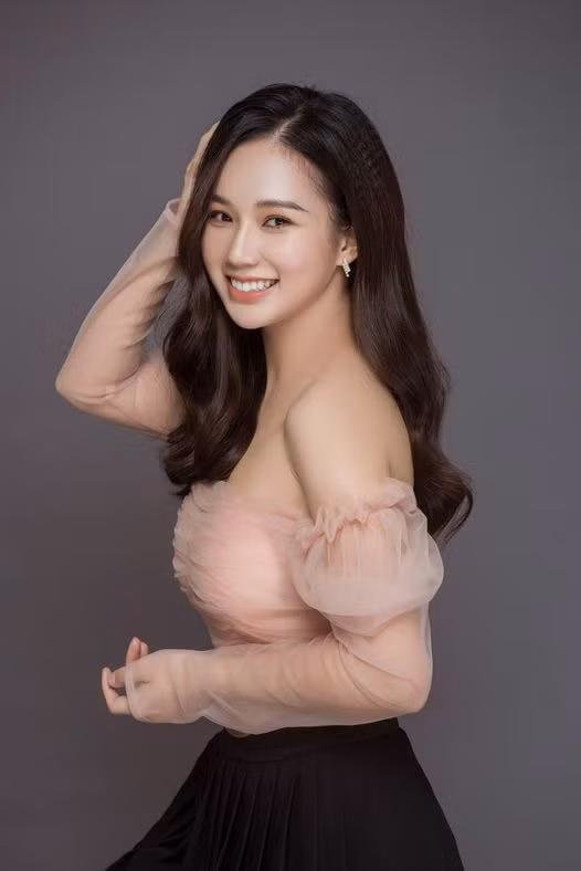 Nữ diễn viên sinh năm 1995 thích style nữ tính nhưng quyến rũ.