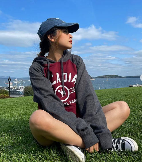 Áo hoodie, giày converse, mũ lưỡi trai, Chi Pu trẻ trung như cô học sinh cấp ba.