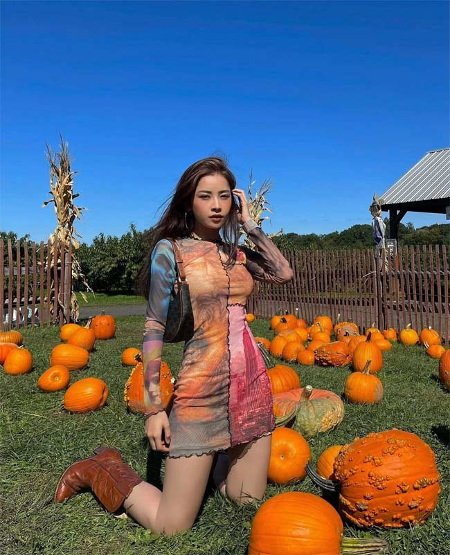 Váy ngắn ôm sát kết hợp với boots da màu nâu, Chi Pu chọn style kín đáo nhưng vẫn rất sexy vì khoe được đôi chân thon, dài.