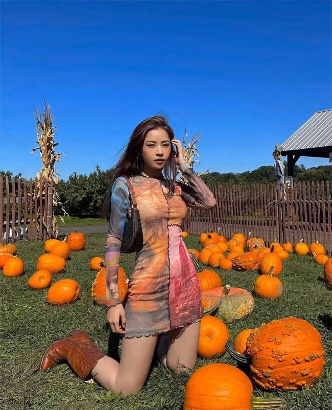 Váy ngắn ôm sát kết hợp với boots da màu nâu, Chi Pu chọn style kín đáo nhưng vẫn rất sexy vì khoe được đôi chân thon, dài.