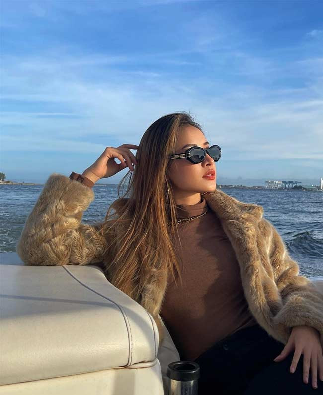 Chi Pu chọn outfit là áo cổ lọ màu nâu kết hợp với quần đen và khoác ngoài chiếc áo lông rất quý phái.