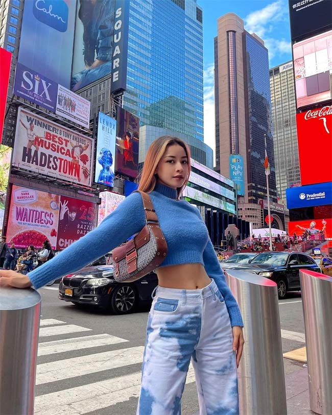 Chi Pu tự hào với vòng eo thon gọn của mình nên luôn muốn khoe ra.