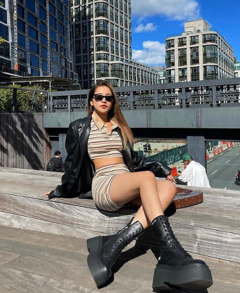 Nữ diễn viên thường diện áo crop top kết hợp với chân váy hoặc quần jeans ống rộng.