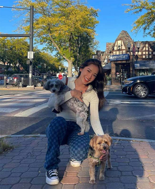 Giầy thể thao, quần jeans, áo len mỏng dài tay, trông Chi Pu hệt như một cô sinh viên giản dị đang đi du học.