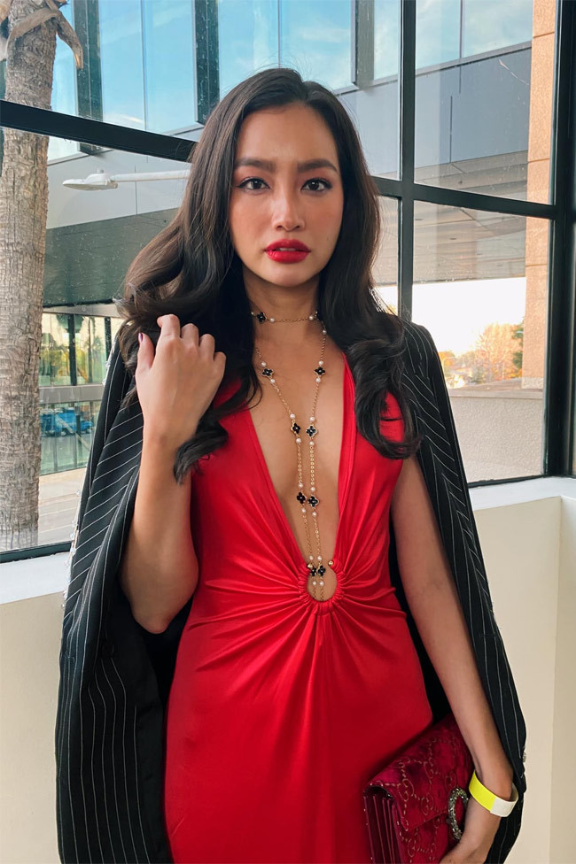 Chiếc váy đỏ khoét sâu giúp người đẹp sinh năm 1987 thêm phần gợi cảm và trở thành tâm điểm chú ý trong một sự kiện.