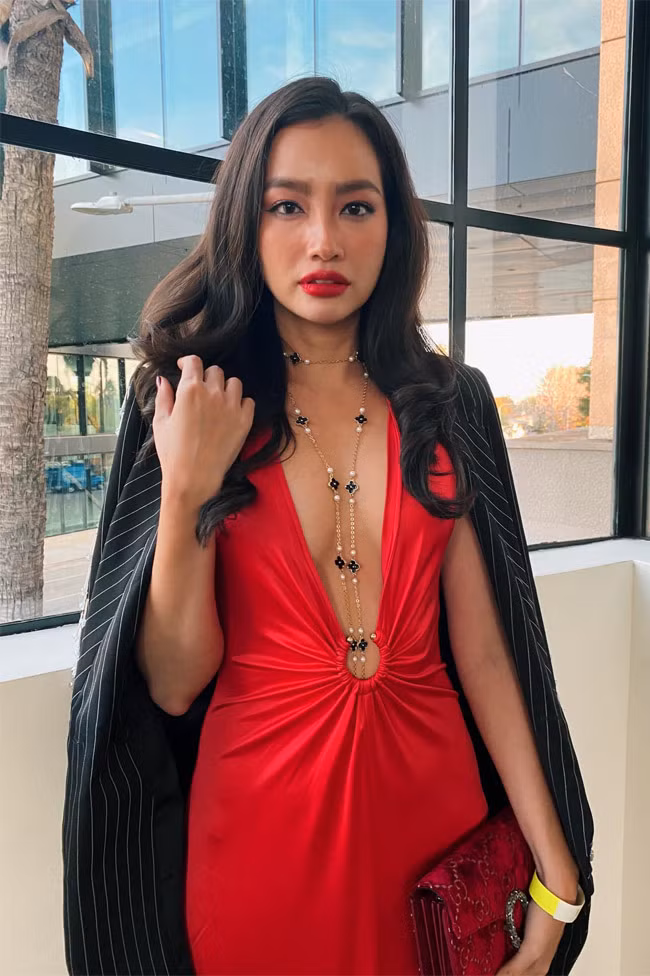 Chiếc váy đỏ khoét sâu giúp người đẹp sinh năm 1987 thêm phần gợi cảm và trở thành tâm điểm chú ý trong một sự kiện.