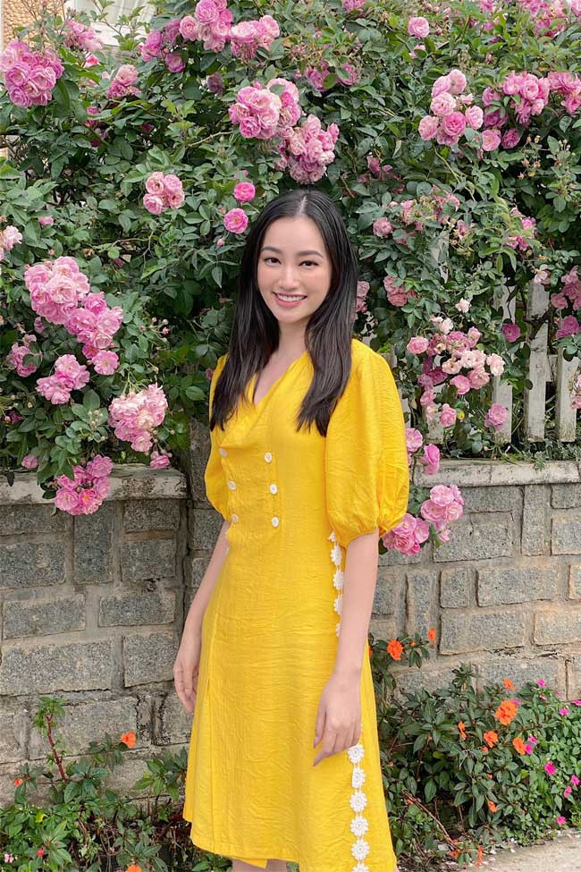 Không cầu kỳ, kiểu cách, chỉ với chiếc váy vàng có điểm nhấn là những bông hoa cúc trắng chạy dọc bên thân, Trúc Diễm vẫn xinh tươi và gây chú ý.