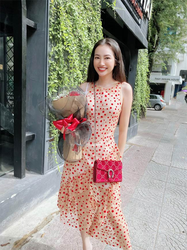 Trái ngược với style đi sự kiện, thời trang đời thường của Trúc Diễm lại rất giản dị, nữ tính và kín đáo. Chiếc váy voan chấm bi đỏ trên nền màu nude của Á hậu Hoa hậu Phụ nữ Việt Nam qua ảnh 2005 nhận được nhiều lời khen của người hâm mộ.