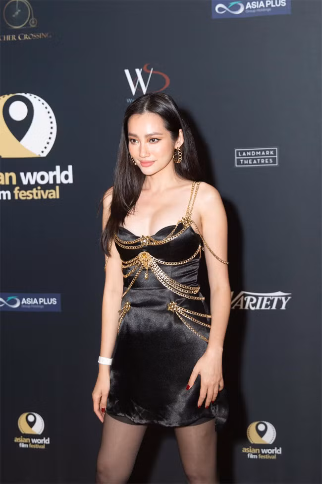 Sở hữu vòng 1 bắt mắt nên style đi sự kiện của Trúc Diễm luôn là khoe khéo đôi gò bồng đảo.