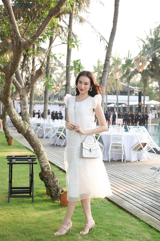 Nữ diễn viên "Âm mưu giày gót nhọn" khoe vẻ nữ tính trong chiếc váy trắng kín đáo, nhẹ nhàng.