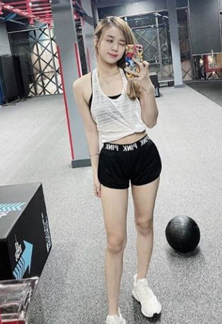 Ngoài ra, vợ cũ Hoài Lâm còn rất chăm chỉ tập gym để giữ gìn sức khỏe và có tinh thần lạc quan.