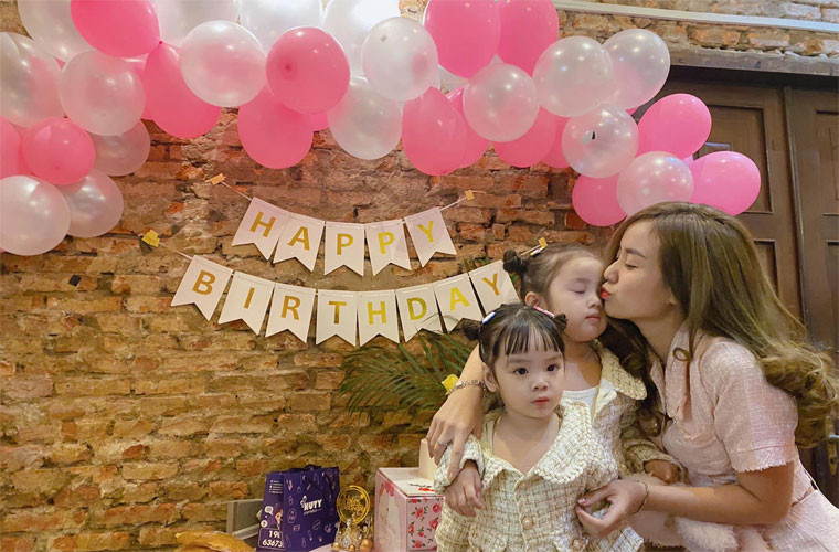 Từng tuyên bố không bắt chồng cũ chu cấp tiền nuôi con nhưng gần đây Bảo Ngọc thừa nhận áp lực khi vừa kiếm tiền, vừa nuôi con.