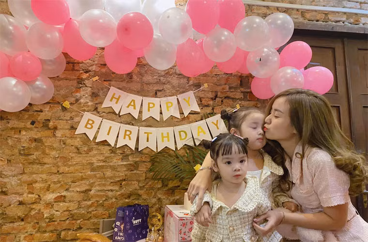 Từng tuyên bố không bắt chồng cũ chu cấp tiền nuôi con nhưng gần đây Bảo Ngọc thừa nhận áp lực khi vừa kiếm tiền, vừa nuôi con.