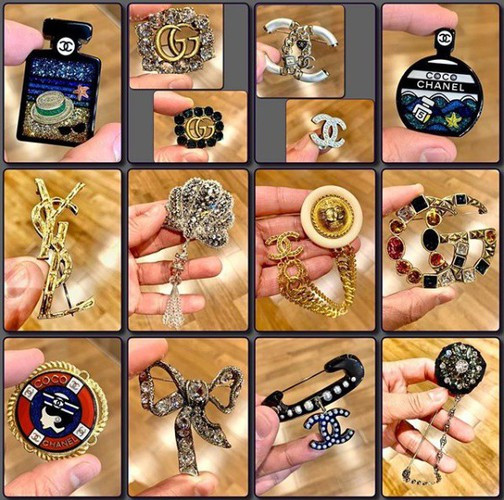 Nam MC còn sở hữu bộ sưu tập ghim cài áo đắt đỏ đến từ các thương hiệu quốc tế như Chanel, Gucci, Saint Laurent...