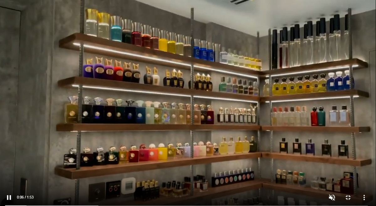 Gần đây, trong đoạn clip trên Instagram cá nhân, nam diễn viên phim "Bố già" quay cận cảnh "sào huyệt nước hoa" cực hoành tráng trong căn hộ mới sang trọng của hai vợ chồng nam danh hài.