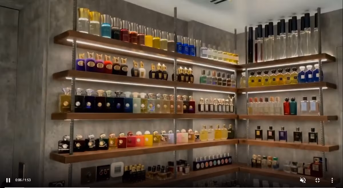 Gần đây, trong đoạn clip trên Instagram cá nhân, nam diễn viên phim "Bố già" quay cận cảnh "sào huyệt nước hoa" cực hoành tráng trong căn hộ mới sang trọng của hai vợ chồng nam danh hài.