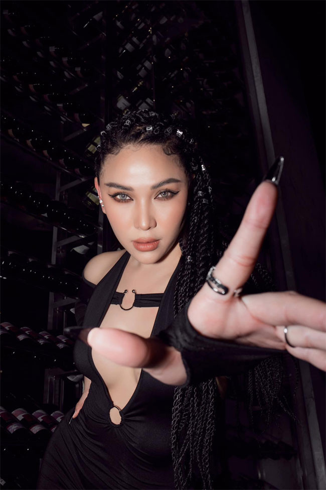 "Tôi khóa trang cá nhân vì dân mạng không hề biết thực hư câu chuyện. Tôi cảm thấy nên khóa bình luận để bảo vệ an toàn cho mình và những điều xảy ra xung quanh...", Quỳnh Thư giải thích lý do khoá Facebook cá nhân vào thời điểm lộ clip được cho là xuất hiện bên chồng Diệp Lâm Anh.