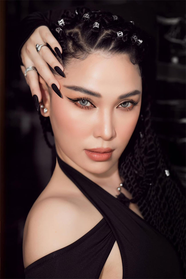 Ngày 30/10, cánh săn ảnh chộp được khoảnh khắc chồng Diệp Lâm Anh, đại gia Nghiêm Đức cùng người mẫu Quỳnh Thư bước ra từ nhà của cô này.