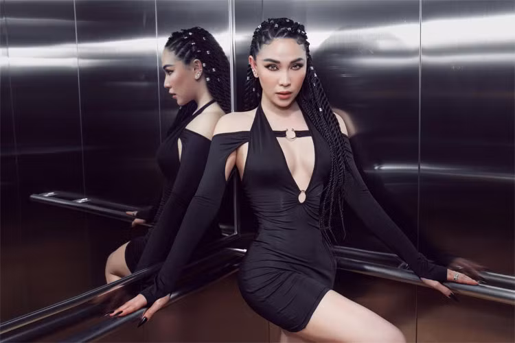 Đặc biệt khi cô xuất hiện với vẻ ngoài quyến rũ như thế này.