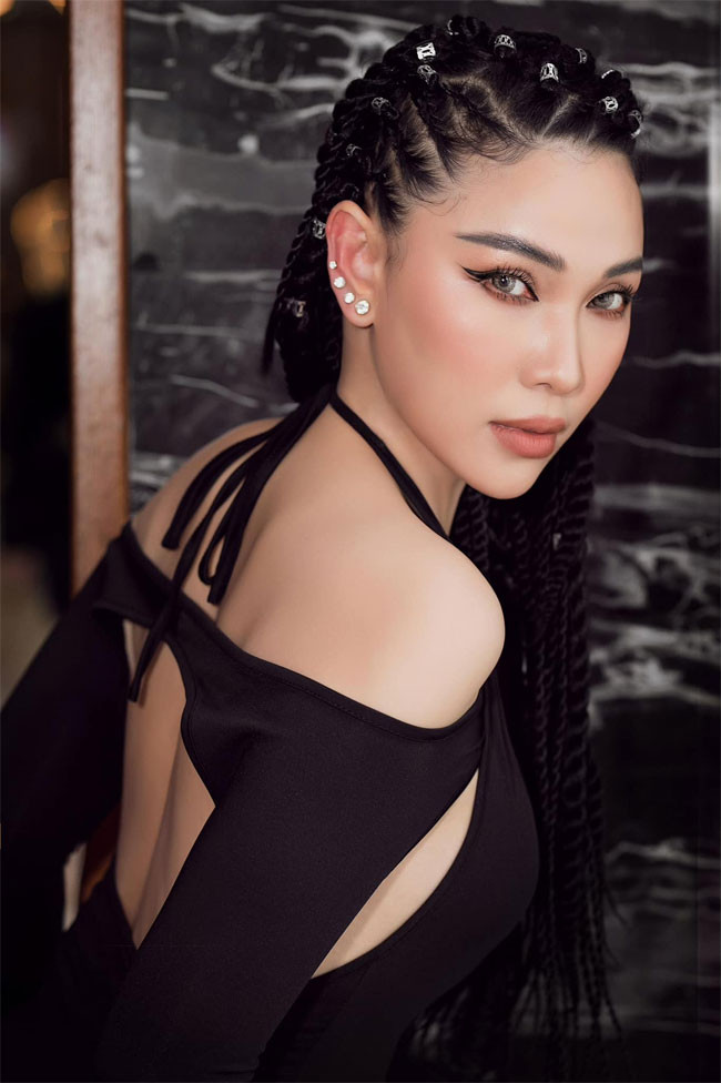 Mặc chiếc váy đen ôm sát với phần xẻ ngực sâu, người đẹp sinh năm 1989 khoe gần trọn vòng 1 hấp dẫn.