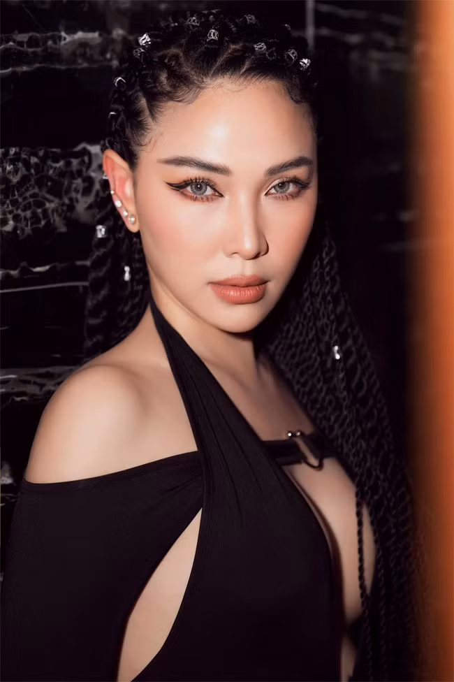 "Với tôi, trên 1 trận đấu tình trường, người nào không được yêu thì là người thứ 3. Quỳnh Thư xin được giữ kín về chuyện có hay không có người yêu ở thời điểm hiện tại vì trước giờ tôi không chia sẻ điều này trước công chúng", Quỳnh Thư chia sẻ.