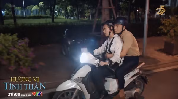 Trước đó, cũng trong một phân cảnh giận dỗi của Phương Oanh, Mạnh Trường tung chiêu "đẹp trai không bằng chai mặt” khi cố gắng kiếm cơ hội tiếp cận Nam bằng mọi giá.