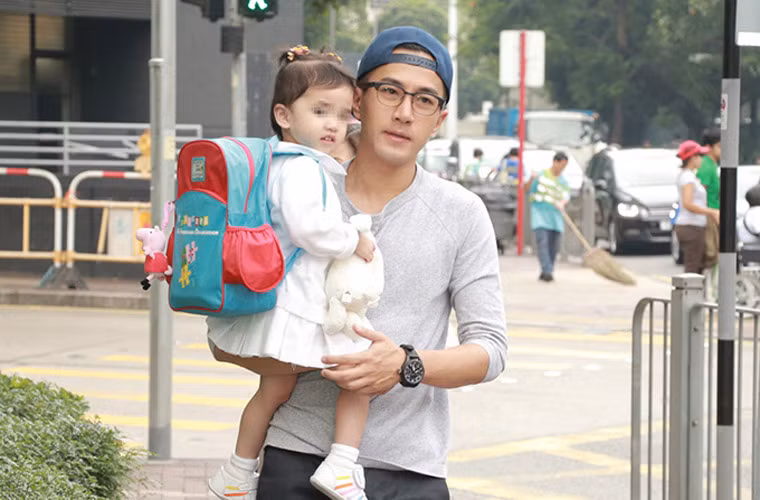 Tiểu Gạo Nếp - con gái Lưu Khải Uy và Dương Mịch được bố mẹ chọn trường Victoria Hong Kong với mức học phí 300.000 HKD/năm (khoảng 900 triệu đồng) để học mẫu giáo.