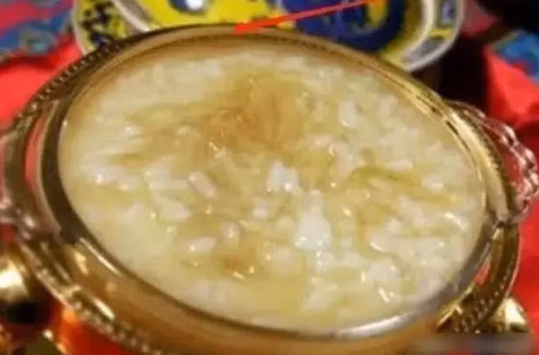 Không chỉ tặng con gái nữ trang, Lâm Tâm Như còn nổi tiếng là ngôi sao Hoa ngữ chăm con rất xa xỉ. Cư dân mạng từng xôn xao khi nhìn thấy bát cháo vi cá mập của bé Cá Heo nhỏ được mẹ đựng trong chiếc bát vàng.