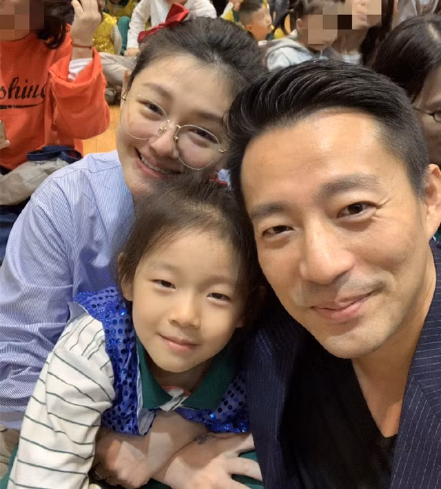 Từ Hy Viên và chồng doanh nhân Uông Tiểu Phi có hai con chung, một cô con gái 5 tuổi và con trai 3 tuổi. Trong khi bà nội thì cưng chiều cậu con trai vì là đích tôn thì chồng Từ Hy Viên lại chiều con gái vô đối.