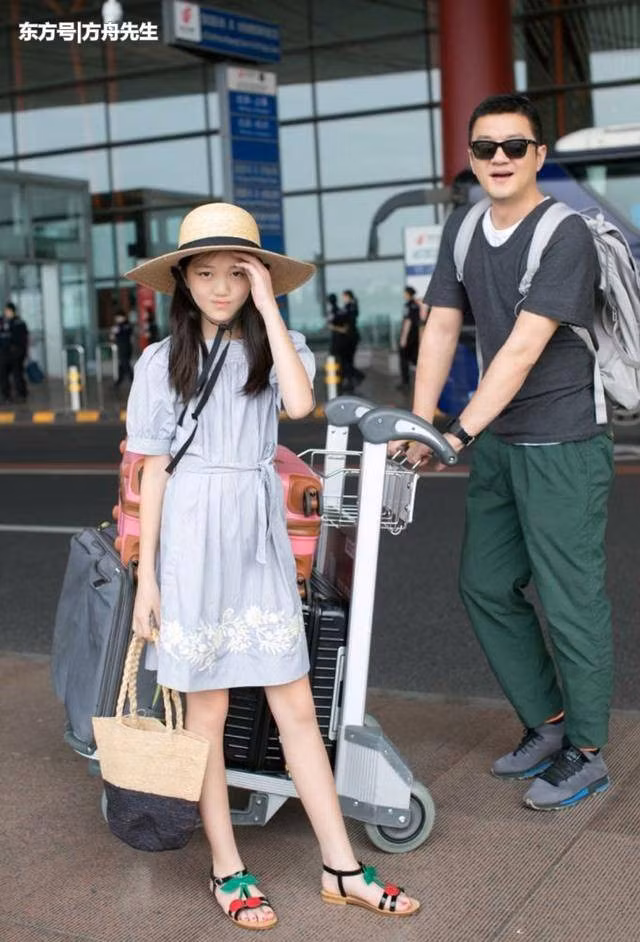 Sau một thời gian học tiểu học ở Mỹ, năm 2019, Lý Yên được bố cho sang Thụy Sĩ du học. Được biết học phí của cô bé là 108.000/năm (khoảng 2,3 tỷ đồng/năm).