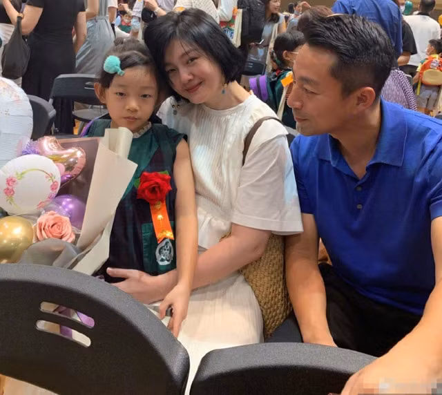 Theo tiết lộ của nữ diễn viên “Vườn sao băng” chồng cô chiều chuộng con gái vô điều kiện, cứ khi nào con cất giọng gọi là ông bố Tiểu Phi sẽ ngay lập tức có mặt để làm theo ý con. Hai vợ chồng Từ Hy Viên chủ trương nuôi các con theo kiểu quý tộc từ chi phí học tập, vui chơi, quần áo, thức ăn, đồ uống…