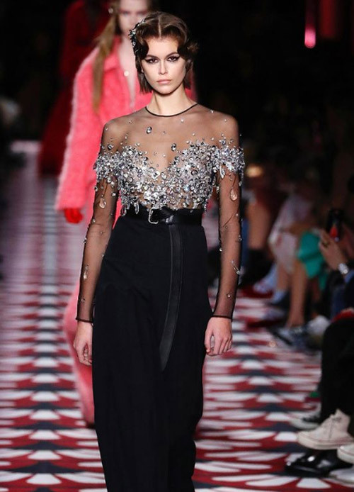 Với chiều cao 1m75 cùng khuôn mặt cá tính, nhiều người dự đoán Kaia sẽ tiếp nối mẹ trở thành một siêu mẫu trong tương lai. (Ảnh: Instagram)