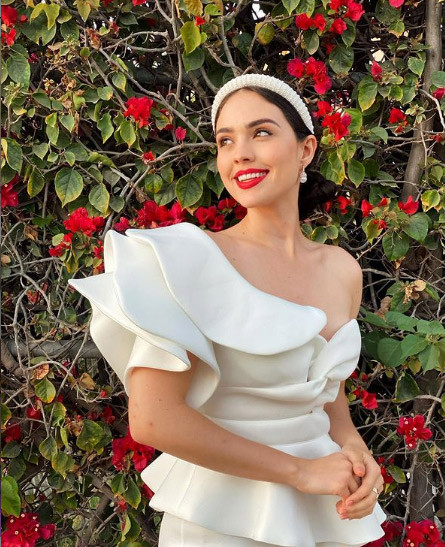 Khuôn mặt đẹp và nụ cười rạng rỡ là một trong những ưu điểm của của Debora Hallal.