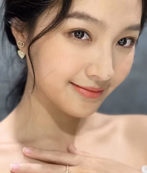 Bích Ngọc sinh năm 1997, từng đóng phim "Nhà trọ Balanha", "Tình yêu và tham vọng".