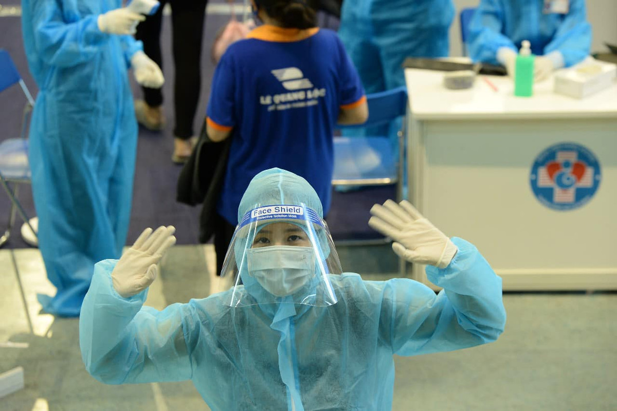 Dù vậy, khi sức khỏe đã ổn định, Mai Phương Thúy lập tức tham gia làm tình nguyện viên chống dịch COVID-19.