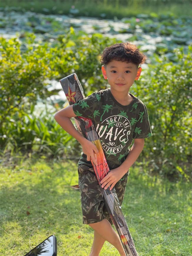 Gia Hy mảnh mai còn em trai Hayden mập mạp.