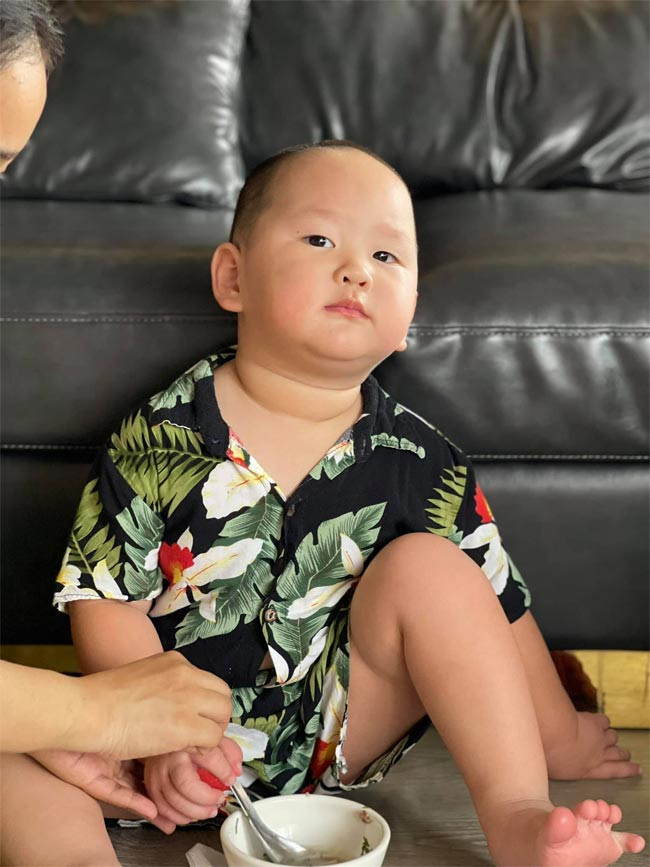 Khuôn mặt bầu bĩnh, hai má bánh bao phúng phính cùng những hành động đáng yêu khiến con trai của Trà My Idol được rất nhiều người yêu mến.