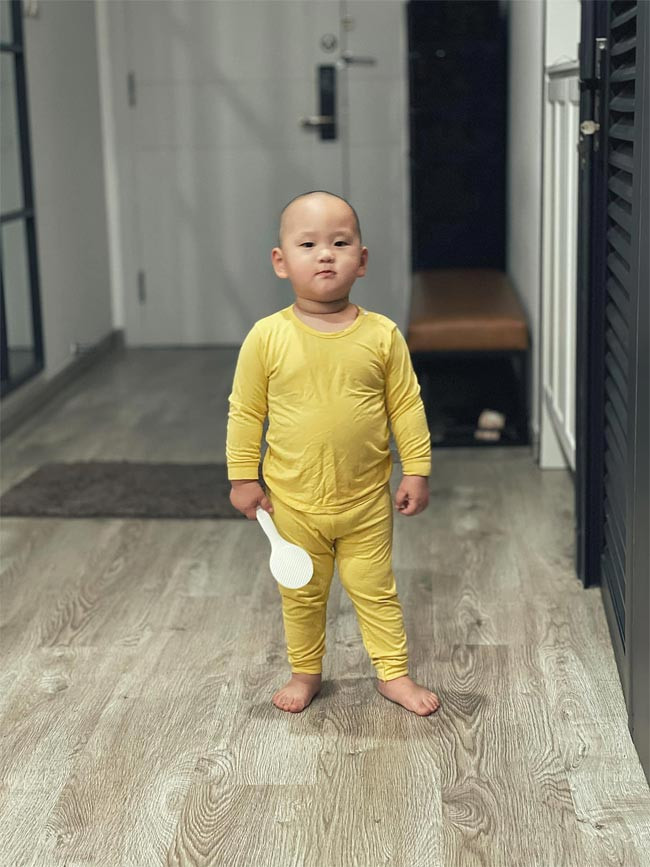 Theo nhận xét của Trà My, cậu con út lì lợm, khó chịu hơn anh Gia Hy.