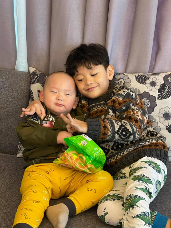 Còn cậu út Hayden giống hệt bố. Hayden đang là một trong những sao nhí được nhiều người yêu thích bởi vẻ đáng yêu, gây cười của cậu bé.