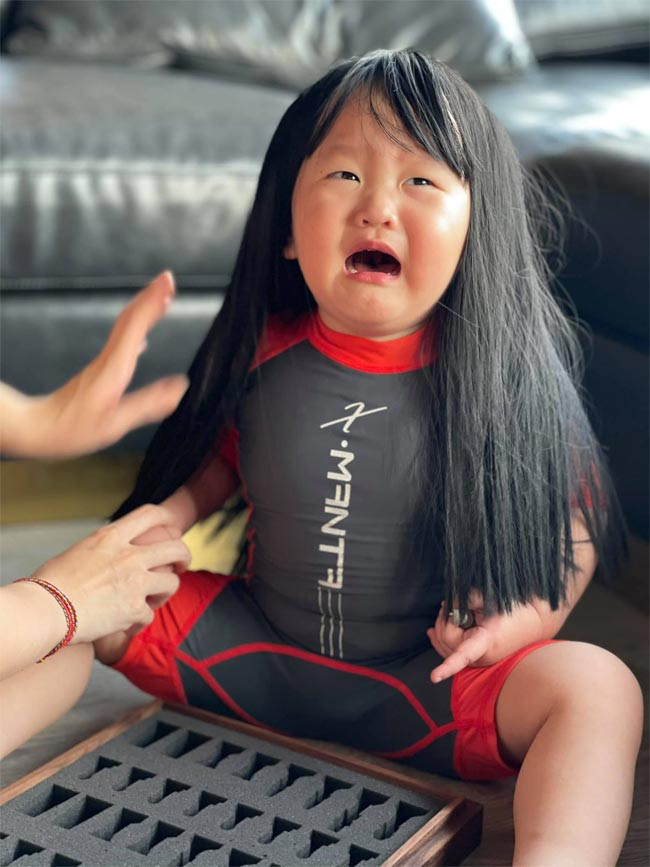 Kể cả khi Hayden khóc, mọi người cũng thấy buồn cười.