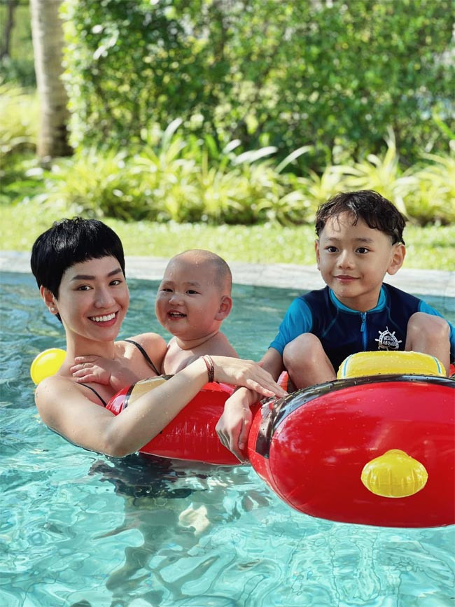 Cậu con trai cả Gia Hy được nhận xét giống hệt mẹ và có vẻ đẹp như tài tử.