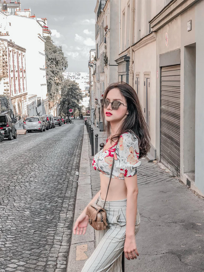 Hương Giang quyến rũ trong chiếc áo crop-top khoe bụng phẳng lì.