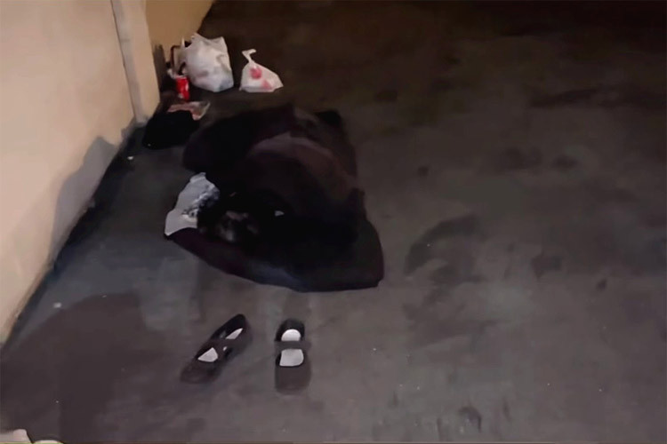 Mỗi đêm, Kim Ngân lại đến sân trước của một khu giặt ủi trải chăn ngủ. (Ảnh: Vietnamnet)